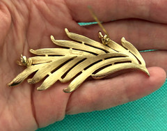 Crown Trifari Leaf Pin Brooch Vintage Brushed Textured Gold Tone 1.25″ X 2.75″