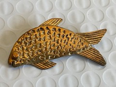 VINTAGE SIGNED METROPOLITAN MUSEUM OF ART LEAPING FISH BROOCH / INFO SHEET & BOX