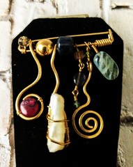 Fabulous Vintage Hanging Stones Gold Tone Pin