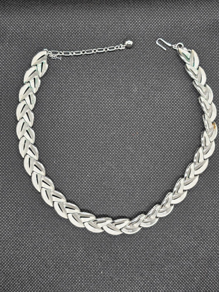 Vintage 1960s Crown Trifari Brushed Silver-Tone Leaf Choker Necklace 15”