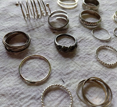 LOT OF 18 VINTAGE GOLD or SILVER TONE FASHION BAND RINGS , ASSORTED SIZES