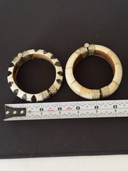 Vintage Boho Chunky Bovine Bone & Horn Hinged Bangle Bracelets – Set of 2