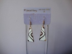 VINTAGE SAMUEL HUANG DESIGNER SIGNED CLOISONNE RETRO MOD CREAM DANGLE EARRINGS