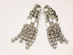 Vintage Signed Weiss Rhinestone Crystal Earrings Dangle Clip On Prong D5374