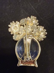 VINTAGE AJC AMERICAN JEWELRY CHAIN DAISY FLOWER BOUQUET VASE BROOCH 2.25″