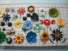 ViNTaGE 44 PiEcE MeTaL ENaMeL FLoWeR (33 PiN/10 ER/1 RiNg) LoT/CoLLecTiOn *READ*