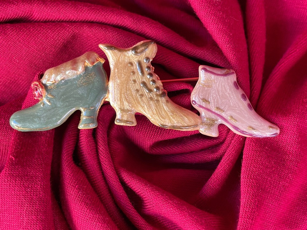 1928 ENAMEL VTG WOMEN’S SHOES FASHION PIN JEWELRY BETSY JOHNSON BIJOUX PIPER K