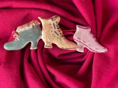 1928 ENAMEL VTG WOMEN’S SHOES FASHION PIN JEWELRY BETSY JOHNSON BIJOUX PIPER K