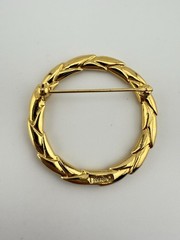 CROWN TRIFARI GOLDTONE SMALL LEAF WREATH CIRCLE BROOCH PIN K595B