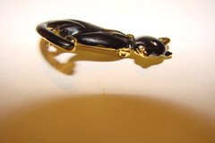 VINTAGE GOLD TONE BLACK KITTY CAT RHINESTONE EYE BROOCH 1 3/4″
