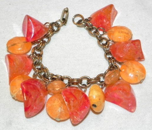 Vintage 60s Orange Lucite Bauble Beaded 7″ Charm Bracelet Gold Tone Chain