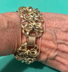 Coro Pegasus Bracelet Vtg Gold Tone Textured Bows Ribbons Design Approx 7 Inches