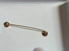 PIPER. K GOLD TONE METAL GIRAFFE DESIGN BROOCH WITH GLASS STONES 2,75”