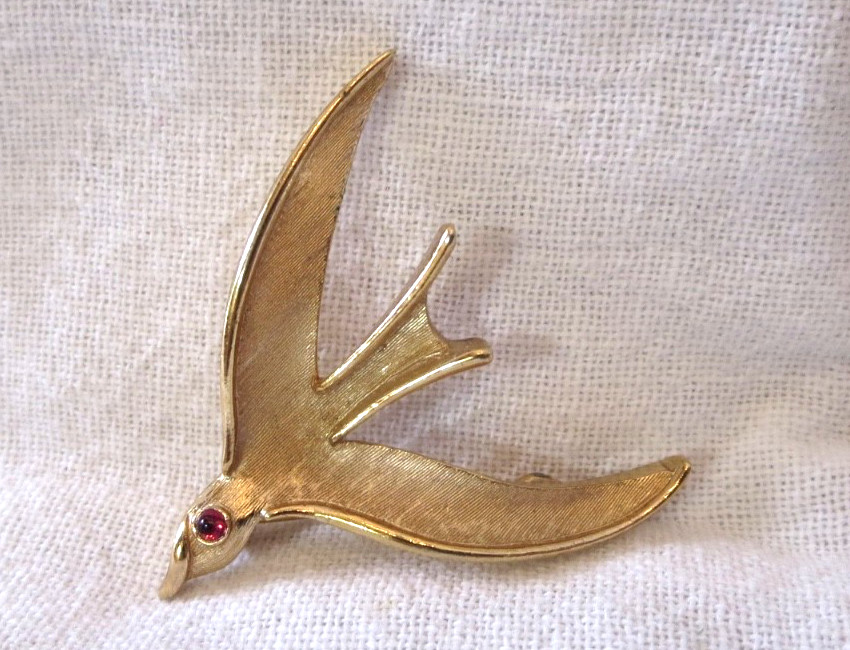 Vintage Crown Trifari Goldtone Swallow Brooch w/ Red Rhinestone Eye 1.25″ 1960s