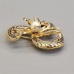 Vintage Damascene Brooch Spiral Imitation Pearl Gold Tone 1.5″