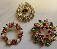 Lot Of 10 Christmas Brooches Christmas Trees Wreaths Snowmen Holly Pin Brooch