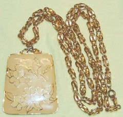 VINTAGE STUNNING GOLD TONE FLORAL SIGNED THAILAND NECKLACE PENDANT