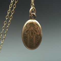 Vintage 12K GF W.C. Co Engraved Oval Photo Locket 17″ Necklace