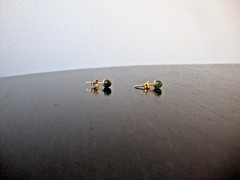 VTG CLASSIC CHINESE 4MM GREEN JADE BEAD/BALL YELLOW GOLD PLATED POST EARRINGS