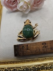 Vintage Kenneth J Lane Frog Green belly Brooch Pin Gold Tone Signed Faux Jade