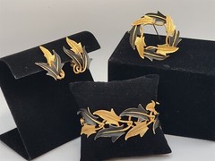 Vintage Mode Art Black & Gold Tone Leaf Bracelet, Brooch, Clip Earrings Set