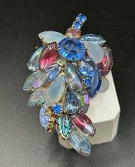 VNTG EUROPEAN BLUE TONE BROOCH RHINESTONES SATIN GLASS PRONG SET GRAPE CLUSTER