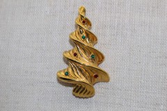 VINTAGE VERO RHINESTONE CHRISTMAS TREE BROOCH/PIN-GOLD TONE-SIGNED