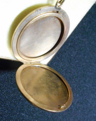 Vintage LeStage 1/20 12kGF Photo Locket Pendant Etched Wreath 20″Chain & Box