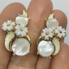 Vtg Midcentury White Floral Climber Earrings MOP Enamel Lucite Goldtone Clip-on