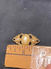 VINTAGE GOLD TONE METAL FAUX PEARL BROOCH 1.75”