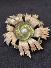 Rare Vintage EDLEE Green Art Glass Pearl Rhinestone Chunky Gold Tone Brooch 1947