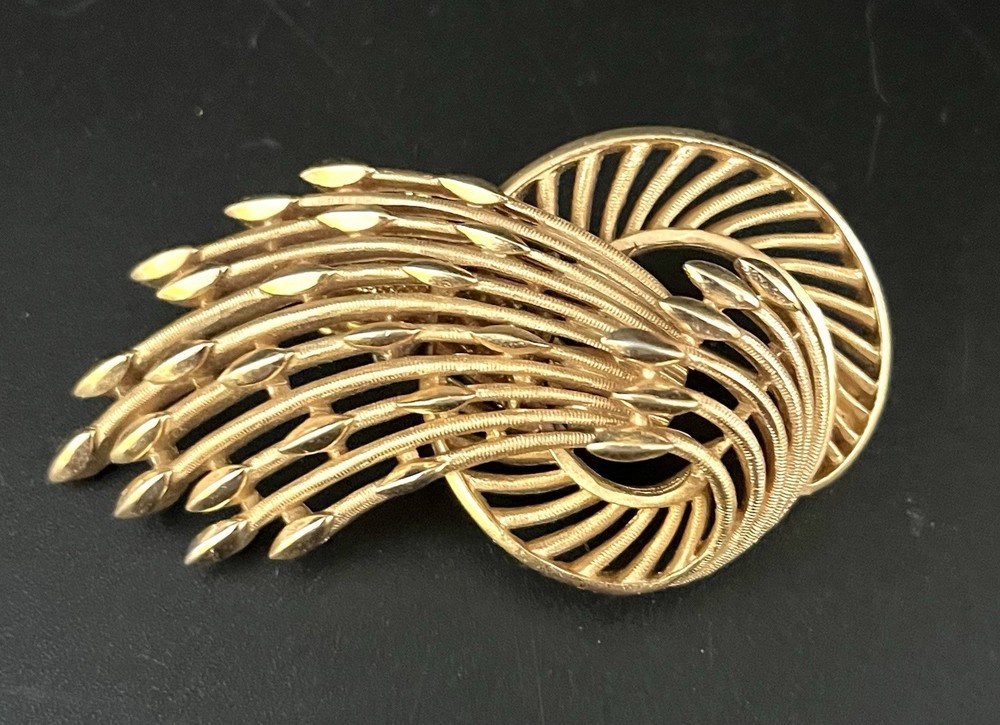 Vintage Crown Trifari Gold Tone 3D Shooting Star Brooch MCM Jewelry Signed 2.25″