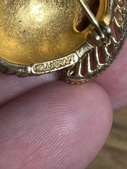 vintage hollycraft bug pin w/goldtone wings Pink signed