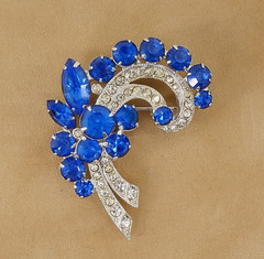 ViNTAGE EiSENBERG ICE SAPPHiRE BLUE & CLEAR RHiNESTONE SiLVER TONE PiN BROOCH