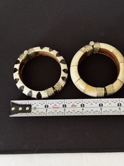 Vintage Boho Chunky Bovine Bone & Horn Hinged Bangle Bracelets – Set of 2