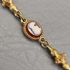 Vintage Cameo Bracelet Linked Gold Tone Chain Resin Missing One 6.25″