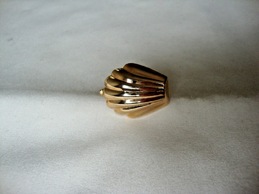VTG 1970s SCALLOPED SEASHELL GOLD TONE HINGED W/ SAFETY CATCH DRESS/SCARF CLIP