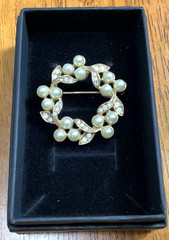 Vintage Wreath Gold Tone Faux Pearl & Rhinestone Brooch Pin 1.25 in.