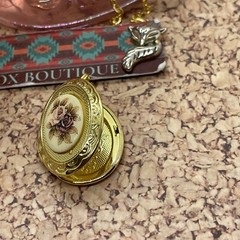 Vintage Style ROSE Cameo Locket Pendant Necklace Roman Woman Gold Tone Valentine