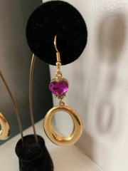 Vintage Gold tone Dangling Oval Hoop Earrings with purple heart gems french wire