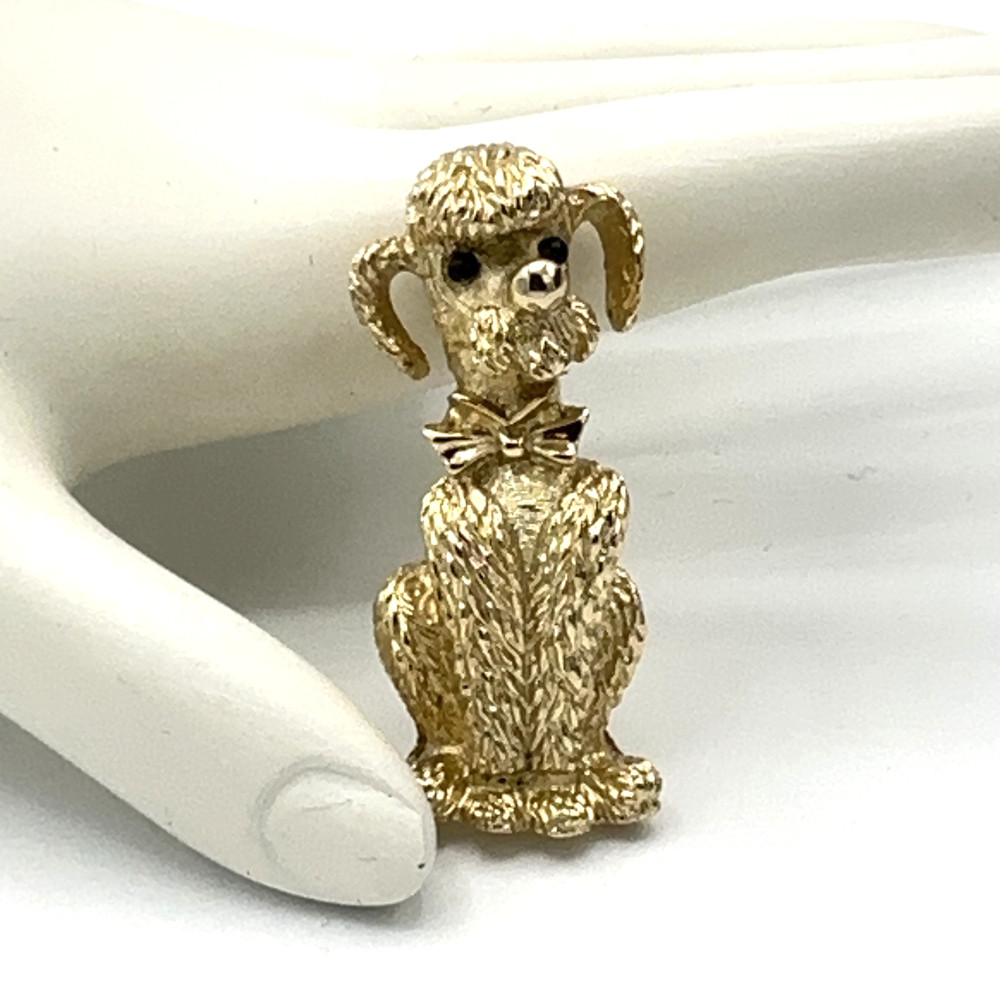 BOUCHER vintage dog brooch – gold-tone sitting poodle w/ bow pin – 7702P signed