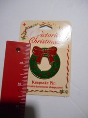 Vintage Gibson ENAMEL Christmas WREATH Pin Brooch Gold Toned Red Bow New/Vintage