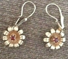 Gorgeous vintage 10 k yellow gold and red tourmaline earrings
