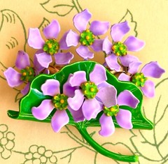 LOVELY LAVENDER PURPLE VIOLETS VINTAGE METAL ENAMEL FLOWER PIN CORSAGE GIFT