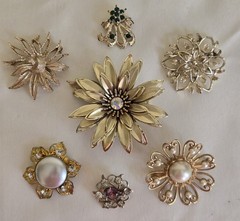 VTG Costume Jewelry Flower Brooch Lot 20 Gold Silver Tone Rhinestone etc. Signed