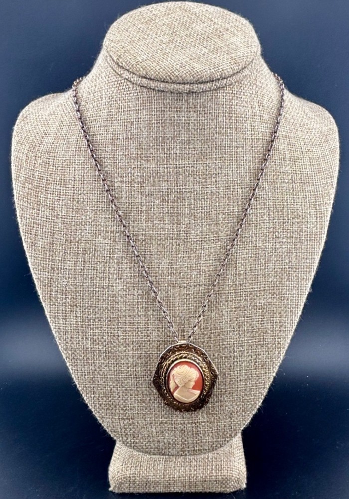 Vintage Gold-Tone Peri Cameo Pendant/Brooch Necklace 23″