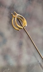 10K – 12K Yellow Gold Double Wishbone Good Luck Antique Stick Pin .72g