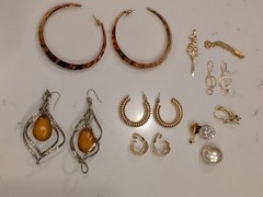 VINTAGE – Gold Toned Earrings, Scarf pins, Danglers and more (10 pieces)