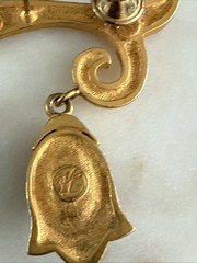 VTG RARE KARL LAGERFELD ART DeCo GoLDToNe MaTTe/DaNGLiNg OVAL Fx BLaCK ONYX PiN