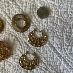 Vintage Gold Tone Jewlery Lot Locket Earrings Brooches